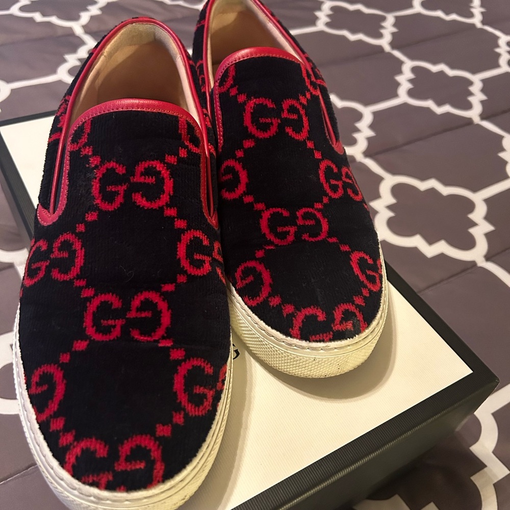 Men’s Gucci slide ins. Minimal wear and sneakers are in very good condition.